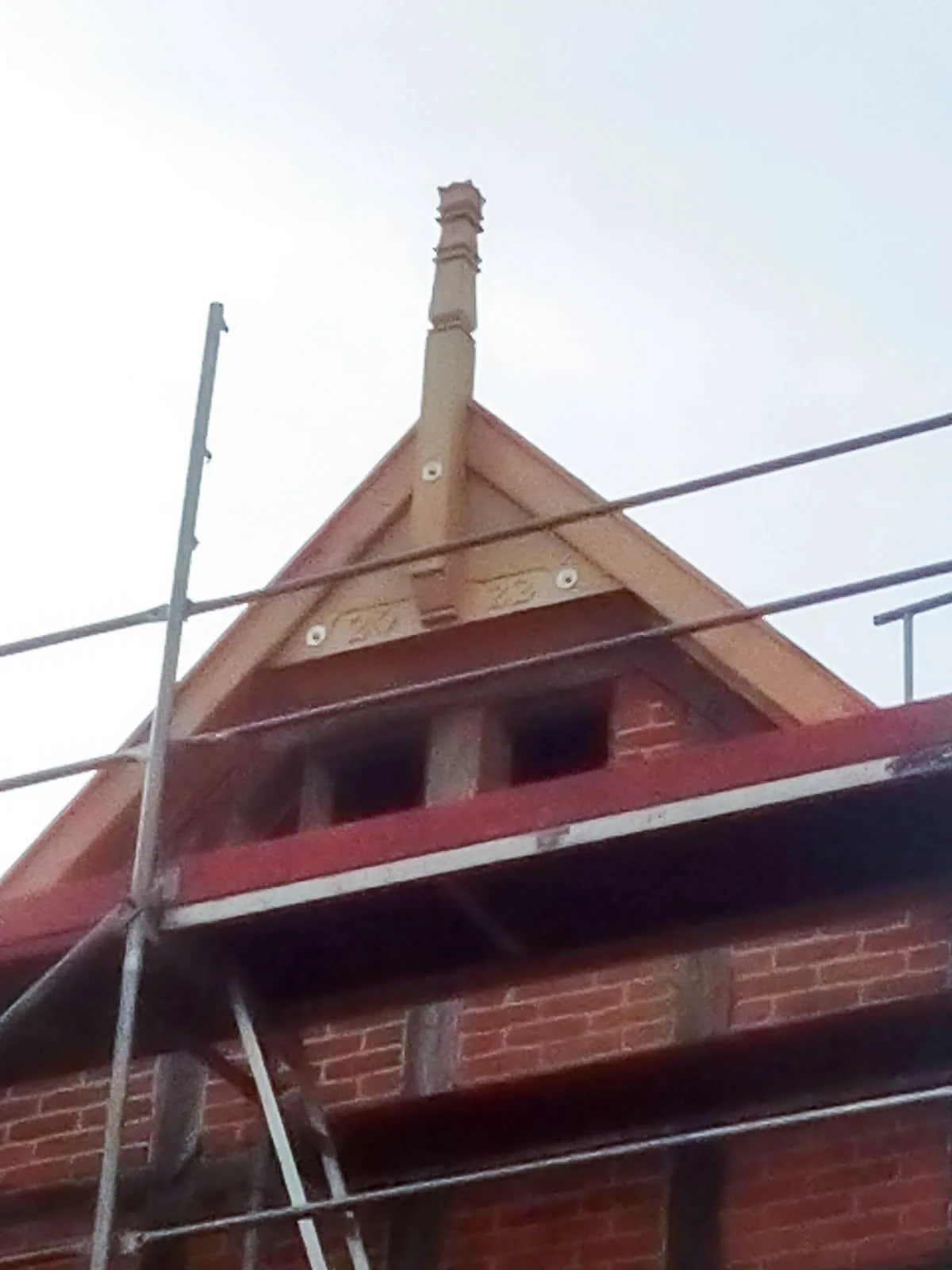 Handgefertigter Wendenknüppel als Giebelschmuck, gefertigt von Herms Holzbau